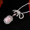 Elegante collar con colgante de lazo, cristal rosa rectangular y circonitas brillantes - Collar / Rosa