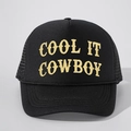 Dettaglio del ricamo COOL IT COWBOY su cappellino trucker nero con cordino decorativo in tinta - Nero
