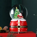 Dettaglio del carillon con sfera di neve natalizia, Babbo Natale e base rossa - Babbo Natale con rimorchio di regali