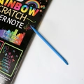 Regenbogen-Kratzpapier-Notizset mit schwarzem Heft und blauem Kunststoffstift - Kratznotiz + Blauer Stift / Blau