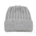 Detalle del gorro de punto acanalado gris con textura suave y diseño de doble capa - M (56-58cm) / Gris