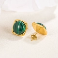 Eleganti orecchini a lobo quadrati in oro con malachite verde su sfondo beige chiaro - Oro