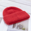 Gorro de punto rojo de pelo de conejo con textura afelpada y estilo minimalista de borde enrollado - Rojo