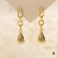 Detailopname van gouden druppeloorbellen met drie ovale schakels op een displaykaart - Drie-Schakel Ketting Traan Stijl (ER1531-B)