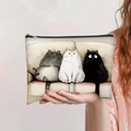 Kosmetiktasche aus Segeltuch mit drei Comic-Katzen auf dem Sofa und Reißverschluss - Cartoon Katzen auf dem Sofa Stil (jiayingpbb073)