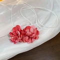 Detalle de los pendientes de flores de tela coral sobre tela de tul blanco suave - Collar de Flor Rosa