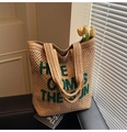 Beige geweven strooien tas met groene tekst 'HERE COMES THE SUN' en dubbele handgrepen - Khaki