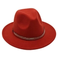 Vue détaillée du chapeau Fedora en laine rouge avec ruban décoratif perlé doré - Rouge rouille