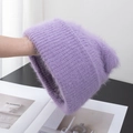 Detalle de gorro de punto violeta claro con textura suave de pelo largo y tejido grueso - Elástico / Púrpura