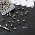 Vista macro de cuentas espaciadoras de cobre plateado de 4mm para joyería y collares - Color Oro Blanco 4mm (50 piezas)