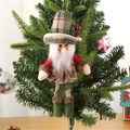 Adorno de Papá Noel de peluche con abrigo rojo y gorro de punto verde en el árbol - Colgante de Papá Noel
