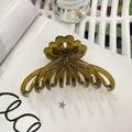 Dettaglio della molletta per capelli a fiore verde oliva traslucido su fondo bianco - Circa 11cm / Giallo Verde Gelatina