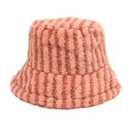 Dettaglio del cappello a secchiello in peluche rosa a righe con morbida trama in velluto - M (56-58cm) / Rosso Anguria