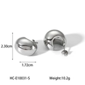 Vista detallada de pendientes en C de plata con dimensiones de 2,30 cm de alto y 1,72 cm - Plata (HC-E10031-S)