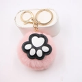 Detail van roze harige bal sleutelhanger met kattenpootje en goudkleurige metalen sluiting - Kattenklauw Goud Sleutelhanger / Roze