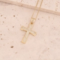 Dettaglio del ciondolo a croce placcato oro 18K con micro-pavé di pietre di zirconi - Bianco
