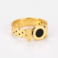 Primer plano de anillo de acero dorado con incrustación negra y números romanos - US 6 / Dorado