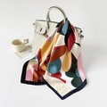 Seidig weiches Seidentuch mit Blumenmuster an einer weißen Handtasche im French-Look - Marineblau / 70*70cm