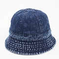 Primo piano del cappello a secchiello in denim lavato vintage con dettagli su cuciture e tessuto - M(56-58cm) / Blu scuro