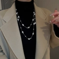 Élégant collier de perles long multicouche avec chaîne en argent sur mannequin - Collier (29)
