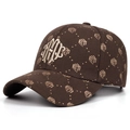 Détail de la casquette de baseball marron avec broderie 3D et motif monogramme doré - Réglable / café
