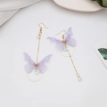Dettaglio orecchini a farfalla con perle asimmetriche, catena d'oro e ciondolo in tulle viola - Stile Perla Oro Viola-Blu Asimmetrico