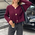 Damen Strickjacke in Weinrot mit V-Ausschnitt, Metallknöpfen und zwei Vordertaschen - S / Burgunderrot