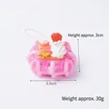 Portachiavi a forma di waffle rosa con fragola e panna su sfondo bianco puro - Stile marmellata rosa 6 con cinturino rosa