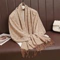 Dettaglio della sciarpa jacquard beige con motivi floreali e bordi greci su sfondo di pelle - Beige Jacquard Reversibile