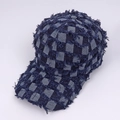 Vintage-Baseballkappe mit blauem Schachbrettmuster aus Denim und ausgefransten Kanten - Verstellbar / Marineblau