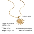 Détail du collier pendentif soleil doré avec chaîne serpent en acier inoxydable étanche - Collier Pendentif Soleil Spirale Doré (YYN025378)