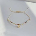 Detailansicht des bunten Perlenarmbands mit goldenem Buchstaben I und verstellbarer Kordel - Buchstabe I
