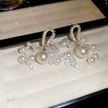 Detailansicht der französischen Perlen-Ohrringe mit Zirkonia auf einer Luxusbox - Kupfer/Zirkonia/Perle/S925 Silbernadel / Gold-Weiß
