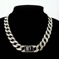 Chaîne cubaine argentée de 15 mm avec strass sur un support de buste noir élégant - 45cm / Argenté