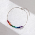Detalle de una pulsera de cadena fina plateada con 13 cuentas de piedra natural y cierre langosta - Pulsera / Plateado