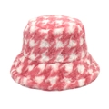 Vista dettagliata del cappello bucket a scacchi rosa e bianchi in soffice pelliccia - M (56-58cm) / Rosa