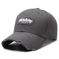 Casquette de baseball gris foncé avec écusson brodé et visière effet vieilli et déchiré - Réglable / Gris