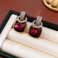Vista dettagliata di orecchini vintage dorati con grandi gemme rosse e strass lucidi - 29# Silver Earring Post-Oro-Viola