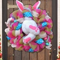 Corona de conejo de Pascua con cola de felpa blanca, huevos de colores y cintas en puerta - Conejo de Pascua Modelo 05
