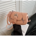 Detalle de bolso plisado rosa con hebilla plateada y cremalleras decorativas - Rosa