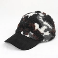 Detailaufnahme der Winter-Baseballkappe mit Plüschvlies und Kord-Schirm-Struktur - Schwarz Weiß