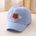 Detail der hellblauen Kinder-Baseballkappe aus Baumwolle mit Bären-Herz-Stickerei - Himmelblau (I Love U Bear)