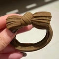 Braunes Strick-Haargummi mit Schleife und dicker elastischer Textur für Damenfrisuren - Schleife-Stil / Mittelbraun