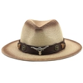 Détail d'un chapeau de paille de style western avec bandeau en cuir et emblème de tête de taureau - M (56-58cm) / Dégradé de Jaune Riz Brun