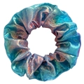 Vista dettagliata di un grande elastico scrunchie con tessuto laser sfumato blu-verde - Doppio Blu