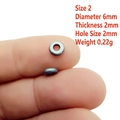 Nahaufnahme einer 6mm grauen Metallperle, die zur Größenmessung zwischen Fingern gehalten wird - 2# (6x2mm)