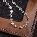 Collier marguerite en argent rétro avec breloques florales sur un fond texturé - Collier à Maillons Marguerite (XL0436)