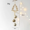 Weihnachtsanhänger mit goldenen Glocken, Schleife und Glitzerstern am Baumrahmen - Tannenbaum mit Kleinen Glocken