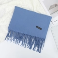Écharpe bleu clair en cachemire synthétique à franges sur fond de dentelle blanche - 70×200cm / Bleu Denim