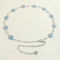 Elegante catena in metallo argentato con cristalli a fiori blu e chiusura regolabile - Blu